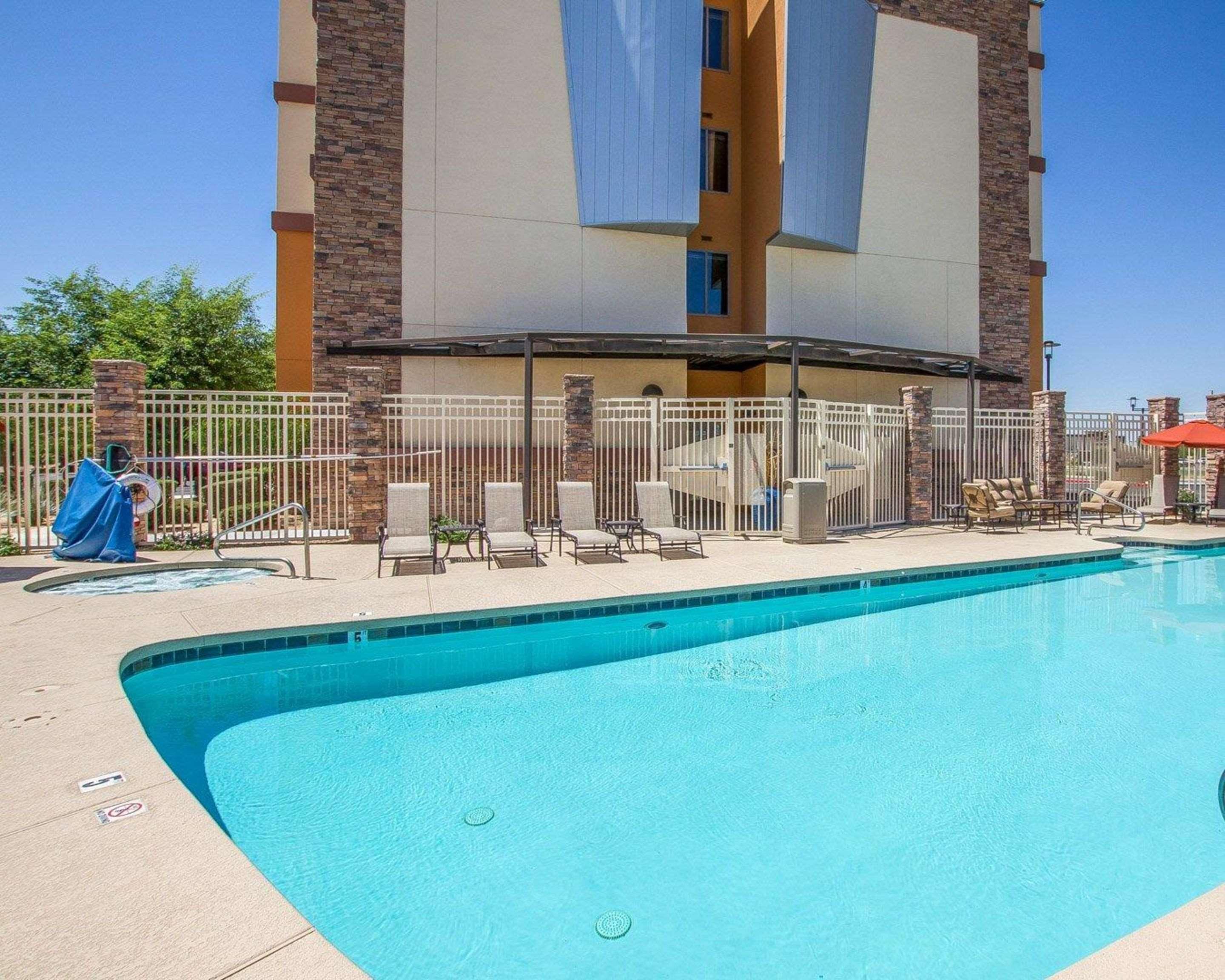 Comfort Suites Glendale - State Farm Stadium Area Екстер'єр фото
