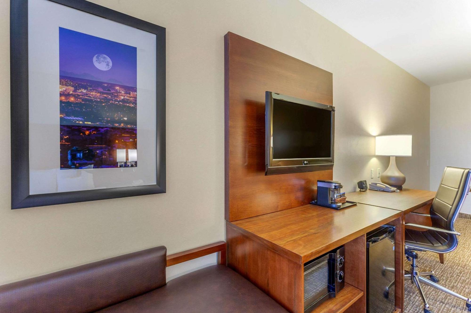 Comfort Suites Glendale - State Farm Stadium Area Екстер'єр фото