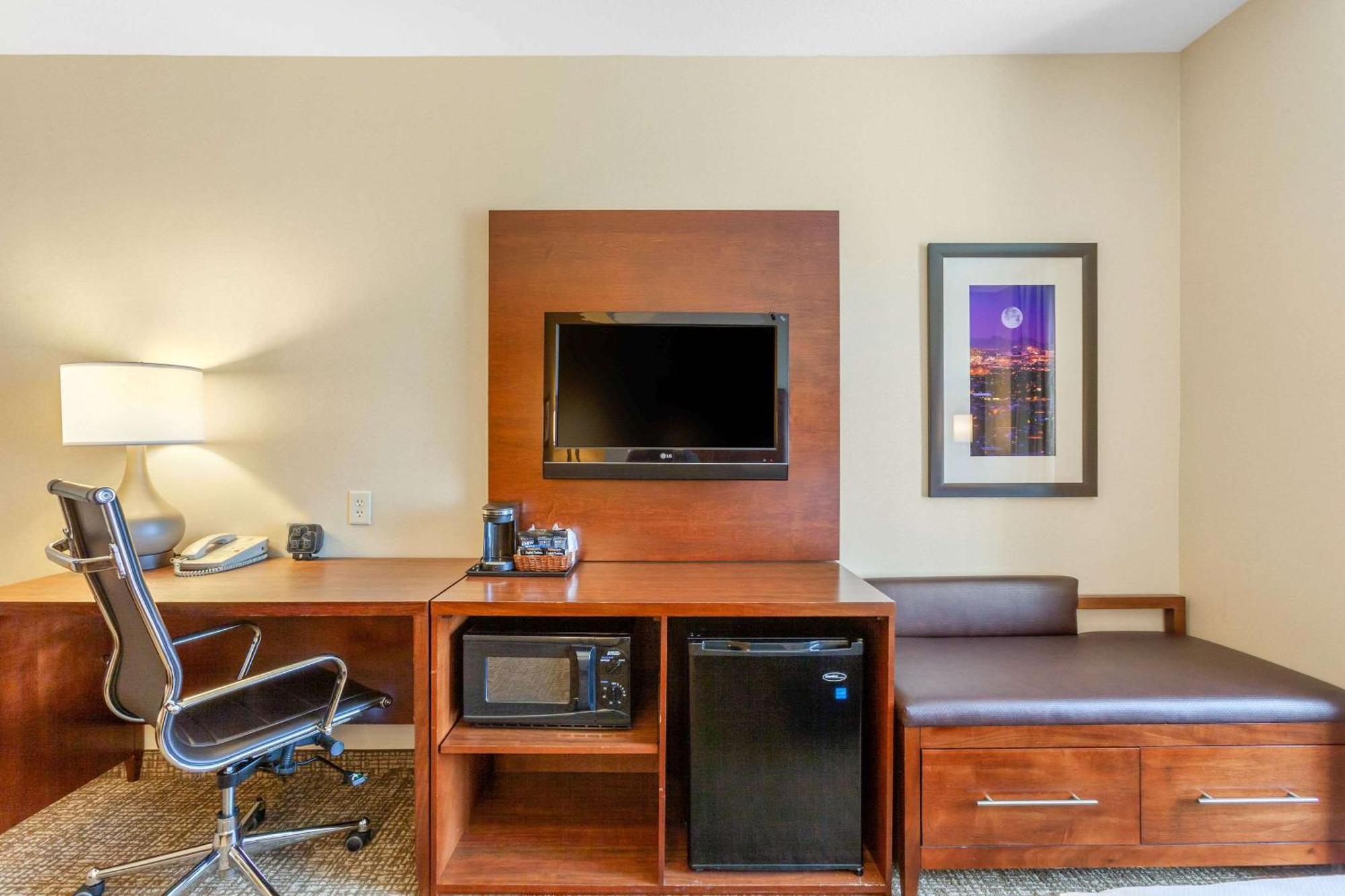 Comfort Suites Glendale - State Farm Stadium Area Екстер'єр фото